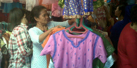 Jelang lebaran, baju Joda-Akbar di pasar bekas Makassar laris manis