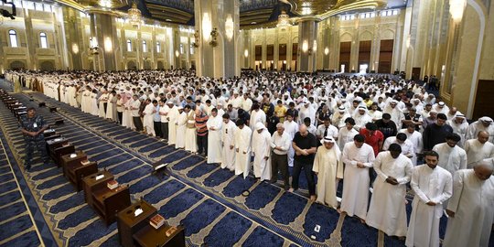 Keharmonisan muslim Sunni dan Syiah Kuwait salat bersama