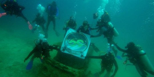 Aksi polisi peringati Hari Bhayangkara Ke-69 di bawah laut