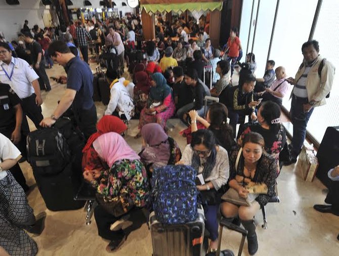 tumpukan penumpang di terminal 2e