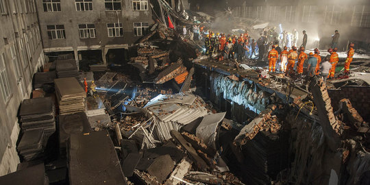 Bangunan pabrik di China runtuh, puluhan pekerja terkubur