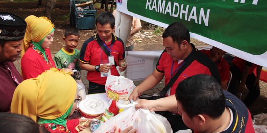 Jokowi buka pasar murah 'keroyokan' BUMN