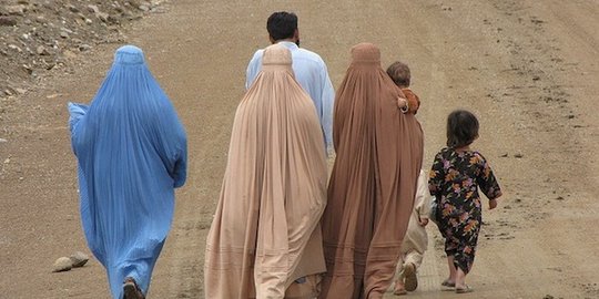 Tiga perempuan Afganistan disiram air keras lantaran pergi sekolah