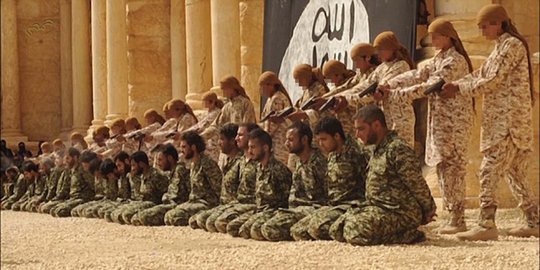 Aksi bocah ISIS eksekusi 25 tentara Suriah jadi tontonan warga