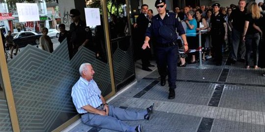 Rakyat Yunani pilih keluar zona Euro daripada pemotongan pensiun