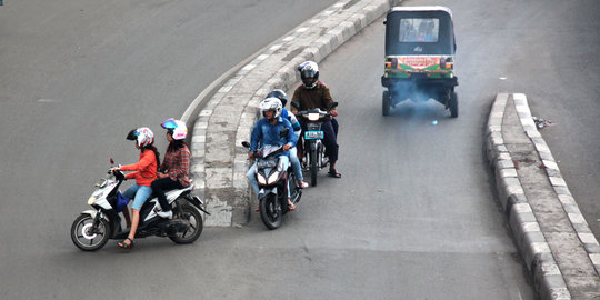 Hindari razia lalu lintas lawan arah, pemotor nekat tabrak polisi