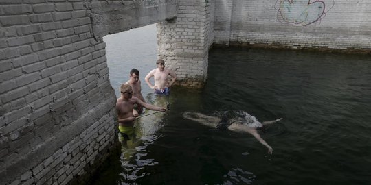 Sensasi angker berenang di danau bekas penjara dan tambang tua