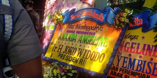 Rangkaian bunga atas nama Presiden Jokowi datang saat rekonstruksi