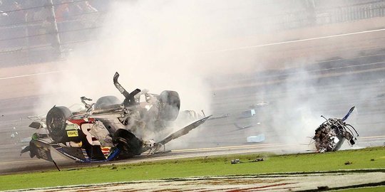 Tragis, kecelakaan balap NASCAR bikin mobil hancur berkeping-keping