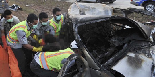 Evakuasi korban tewas kecelakaan maut di Tol Cipali