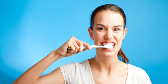 Ternyata, menyikat gigi dengan menggosok atas bawah salah!