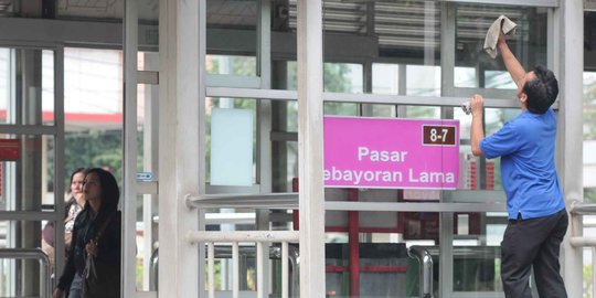 Perawatan halte Transjakarta demi kenyamanan penumpang