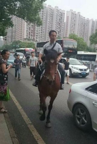 pria china naik kuda hindari macet