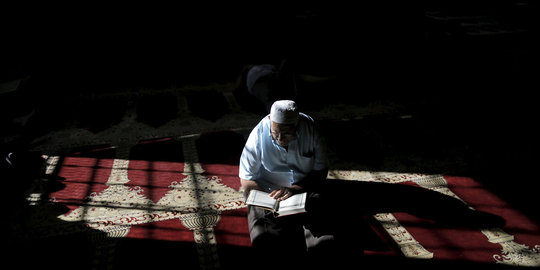 Melantunkan ayat suci Alquran di Masjid Al Aqsa