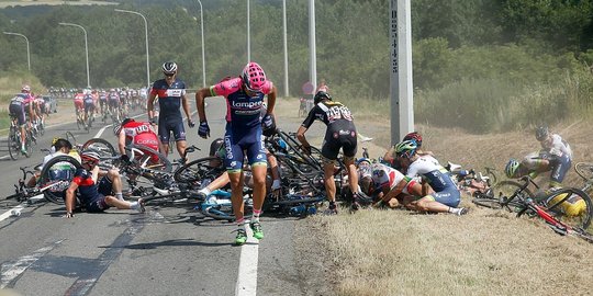 Tabrakan terparah dalam sejarah, Tour de France dihentikan sementara