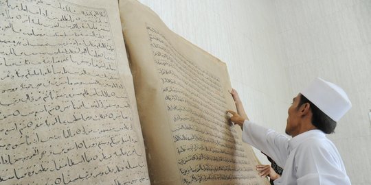 Alquran raksasa jadi magnet jemaah Masjid Raya Makassar