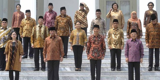 Menteri sektor ekonomi Jokowi makin kencang digoyang dua kubu