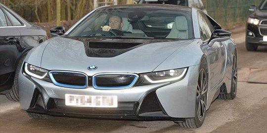 Kepincut BMW i8, Wayne Rooney pamer di latihan