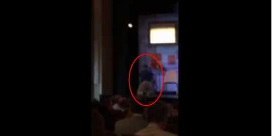 Aksi konyol penonton naik panggung Broadway demi charge HP