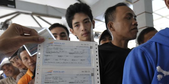 Tak ada petugas, penumpang KA bingung gunakan mesin cetak tiket