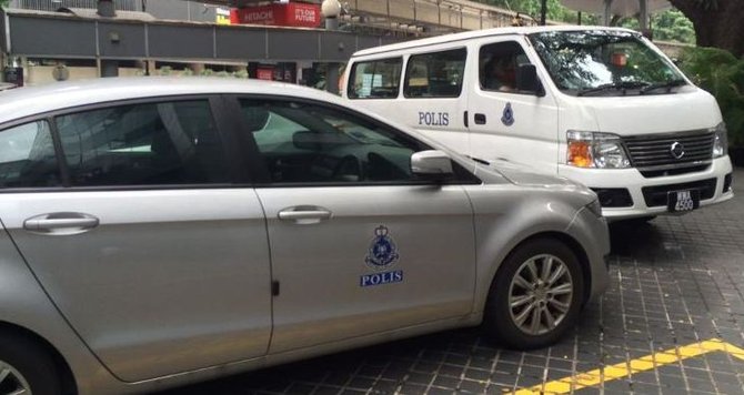 polisi malaysia geledah kantor 1mdb