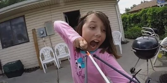 Video gadis 11 tahun cabut gigi pakai panah hebohkan YouTube!