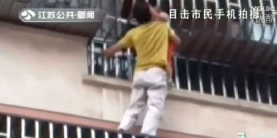 (Video) Aksi 'Spider-man' China selamatkan hidup bocah umur 4 tahun