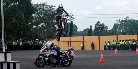 Aksi freestyle anggota Polres Banyumas ramaikan apel Operasi Ketupat