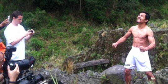 Gaya Manny Pacquiao syuting iklan jamu di kaki Gunung Merapi