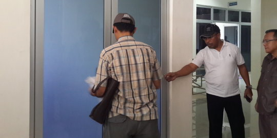 Hakim yang ditangkap di Medan tiba di KPK, sempat terjadi kericuhan