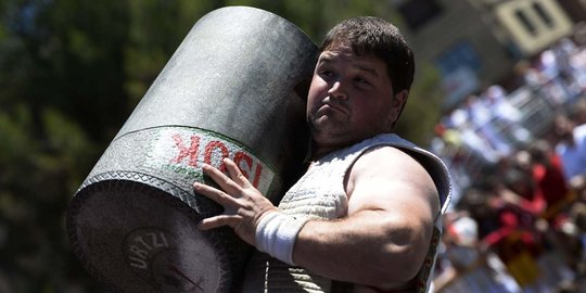 Menyaksikan lomba angkat batu seberat 150 kg di Festival San Fermin