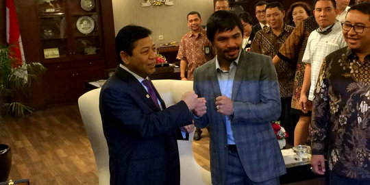 Foto bersama, Ketua DPR dan Pacquiao seperti mau tarung
