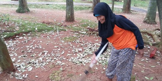 Kisah nenek tukang sapu di Tangerang, bergaji minim tanpa THR