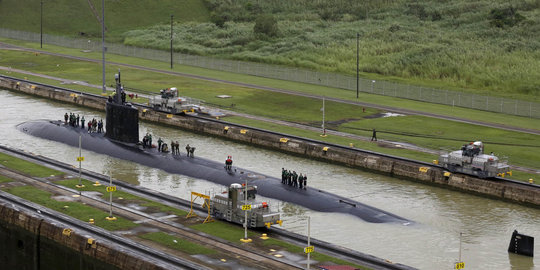 Potong jalur, kapal selam AS nekat lewati kanal di Panama