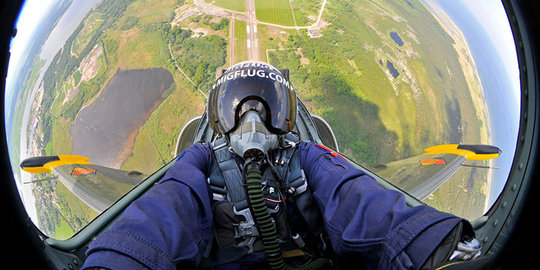 Aksi gila pilot miliarder foto selfie sambil kendarai Jet MiG 29