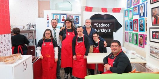 Kafe di Turki ini hanya pekerjakan karyawan Down Syndrome