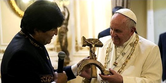 Presiden Evo Morales hadiahi Paus Fransiskus salib palu arit