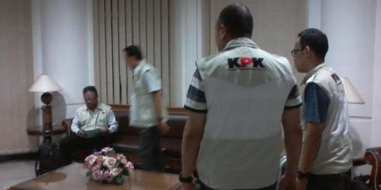 Selain ruang Gubernur Sumut, KPK juga geledah Biro Keuangan
