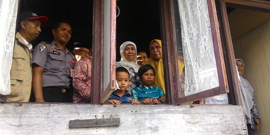 Khofifah bagi-bagi THR Rp 10 ribu ke anak-anak di jalanan
