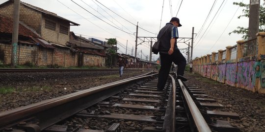 Pekerjaan menantang maut petugas penilik rel kereta