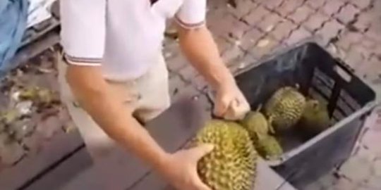 (Video) Tinju durian hingga pecah, kakek ini dihadiahi durian gratis
