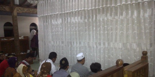 Ritual Buka Luwur, mengganti kelambu makam Sunan Muria lalu dijual
