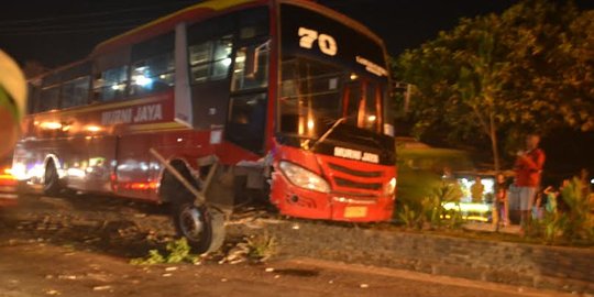 Sopir mabuk, bus angkut pemudik tabrak pembatas jalan di Serang