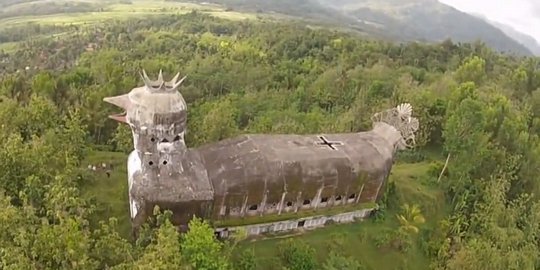 Gereja ayam tersembunyi di puncak bukit Indonesia kini mendunia