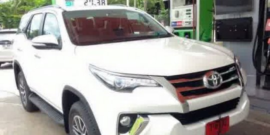 Sekali lagi, Fortuner 2016 makin PD pamer 'tubuh molek' di jalanan!