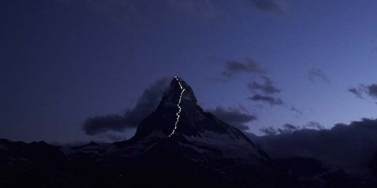 Pemandangan menakjubkan deretan lampu sinari Gunung Matterhorn