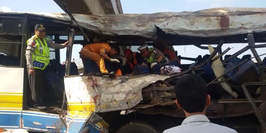 Bus angkutan mudik kecelakaan di Tol Palikanci, belasan tewas