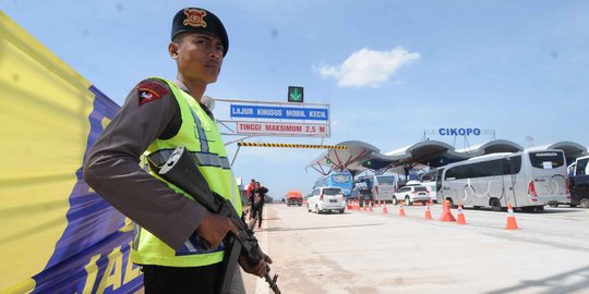 Brimob bersenjata laras panjang amankan arus mudik di Tol Cipali