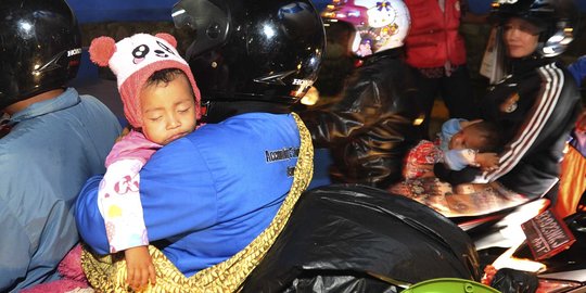 Potret lelah anak-anak pemudik sepeda motor