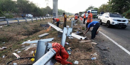 kejadian aneh saat pemakaman Kisah sopir ambulans pembawa 5 mayat korban kecelakaan di 